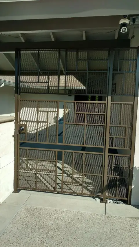 Geometric-pattern security gate with a mesh panel