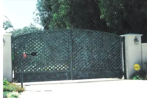 Lattice-pattern double driveway gates
