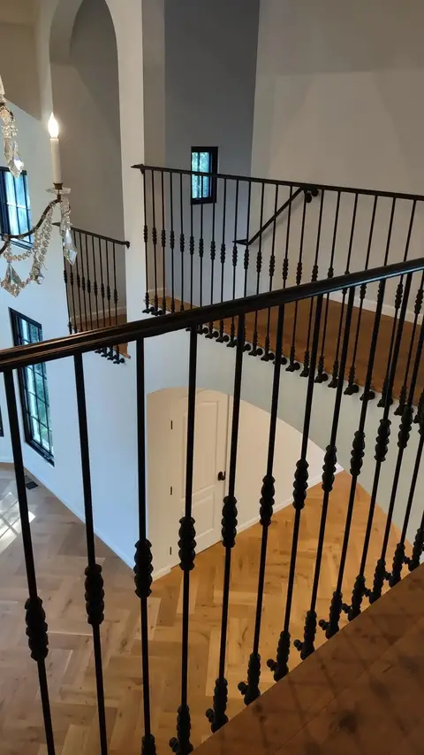 Landing railing with straight bars and knuckle details