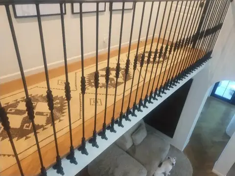 Long landing railing with straight bars viewed from above